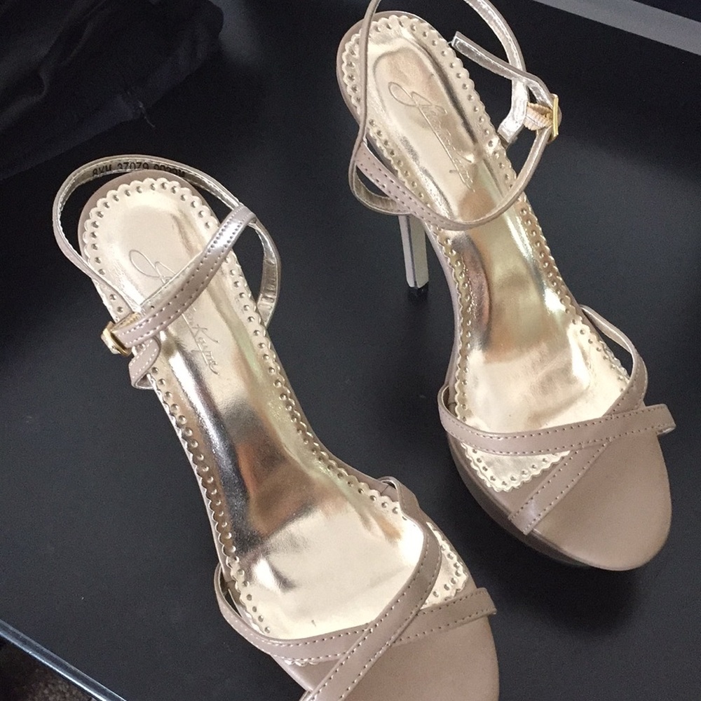 8.5 Jonathan Kanye tippy tops.